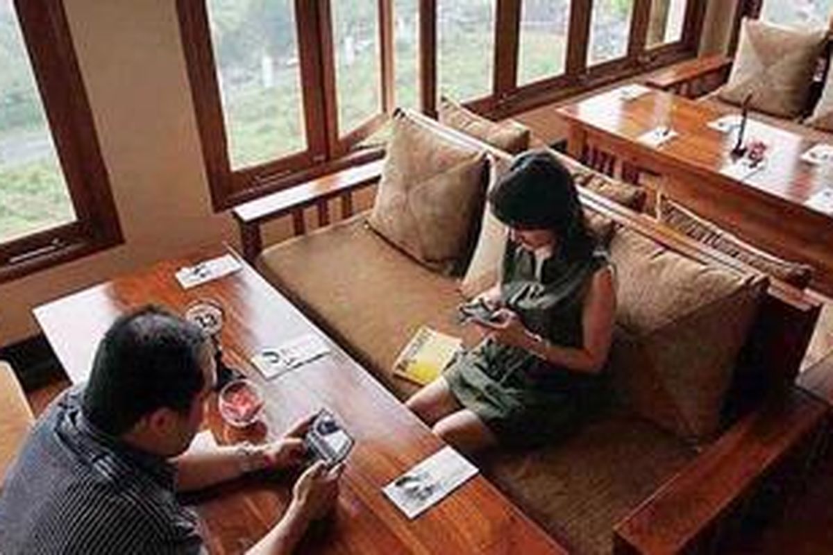 Suasana dan pemandangan dari salah satu sudut Grand Hill Bistro & Cafe di Kawasan Puncak, Bogor, Jawa Barat, Selasa (31/5).