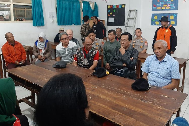 Gubernur DIY Sri Sultan Hamengkubuwono X mendengarkan paparan soal hanyutnya ratusan siswi SMPN 1 Turi.
