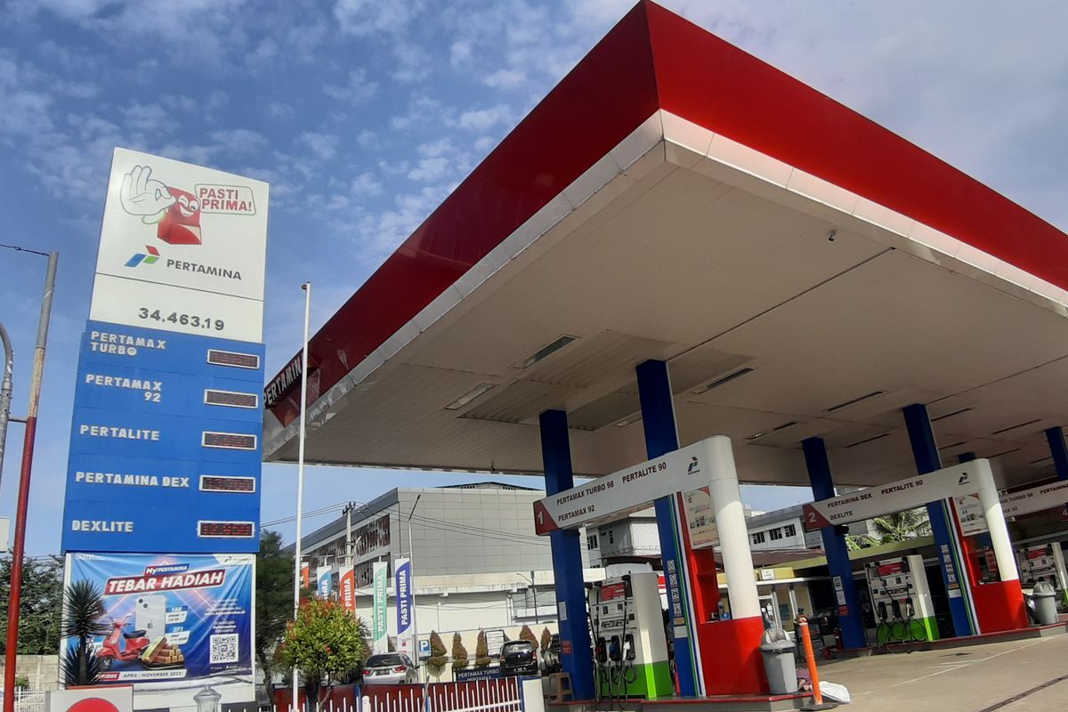 Contoh pasar monopoli di Indonesia adalah penjualan BBM oleh Pertamina.