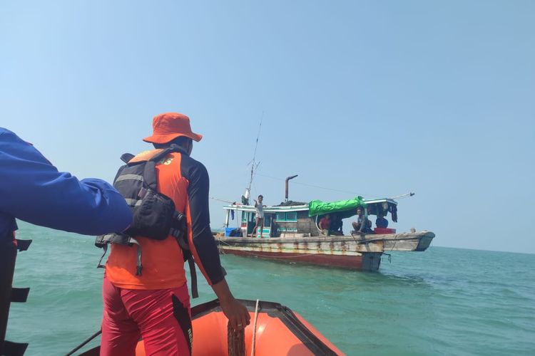 Tim SAR menemukan ABK yang kapalnya terseret ombak di perairan Burung Mandi, Belitung, Kamis (28/9/2023).
