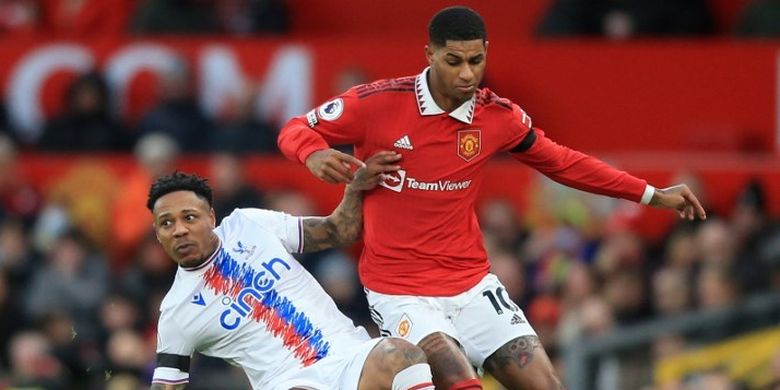 Penyerang Manchester United Marcus Rashford (kanan) berduel dengan bek Crystal Palace Nathaniel Clyne (kiri) dalam laga lanjutan Liga Inggris 2022-2023. Laga Man United vs Crystal Palace yang digelar di Stadion Old Trafford, Minggu (5/2/2023) malam WIB itu berakhir dengan skor 2-1 untuk kemenangan kubu Setan Merah.