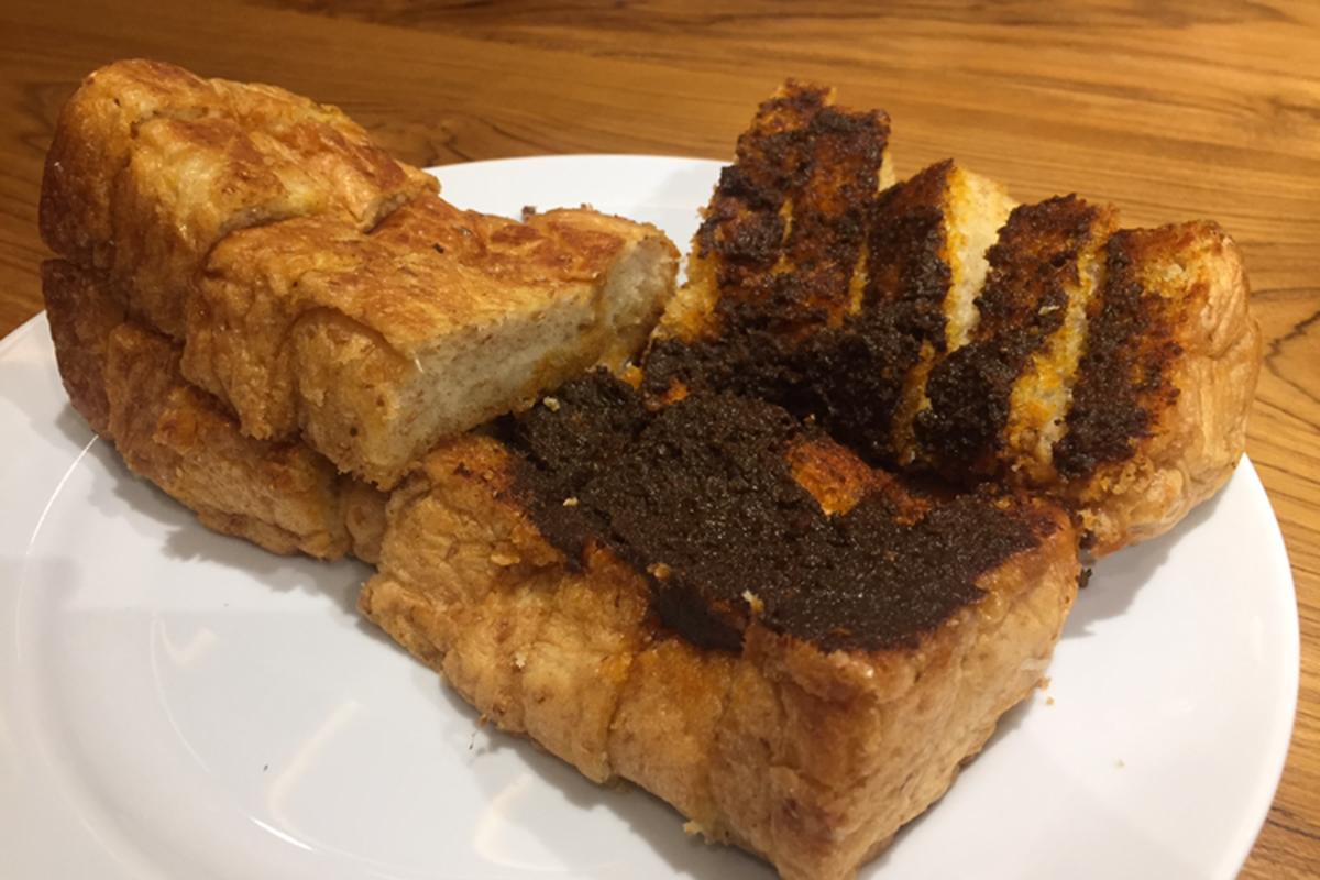Roti rendang salah satu hidangan di Padang Merdeka