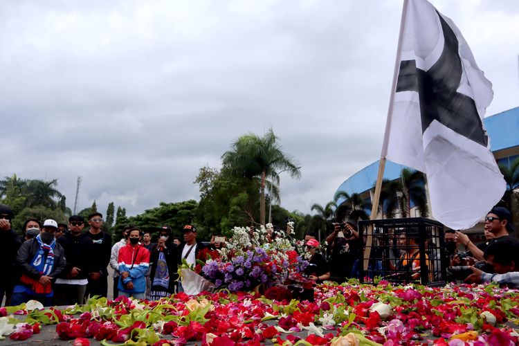 Sejumlah Aremania tabur bunga dan doa bersama di Monumen Singo Tegar untuk mengenang korban kerusuhan sepak bola pekan ke-11 Liga 1 2022-2023 antara Arema FC melawan Persebaya Surabaya di Stadion Kanjuruhan Kepanjen, Kabupaten Malang, Sabtu (1/9/2022) malam.