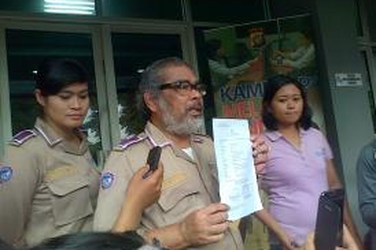 Ketua Komisi Nasional Perlindungan Anak (Komnas PA), Arist Merdeka Sirait mendatangi Sentra Pelayanan Kepolisian Terpadu (SPKT) Polda Metro Jaya, Senin (2/5/2014)