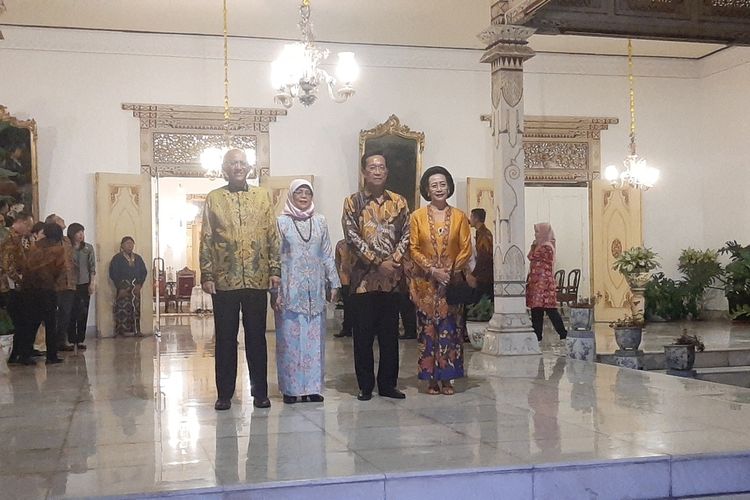 Gubernur DIY sekaligus Raja Keraton Ngayogyakarta Hadiningrat Sri Sultan HB X dan GKR Hemas saat berfoto bersama Presiden Singapura Halimah Yacob dan suami Mohammed Abdullah Alhabshee.