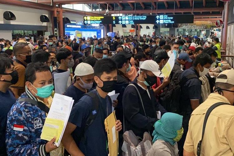 Di media sosial Twitter beredar gambar penumpukan penumpang di Terminal 2 Bandara Internasional Soekarno-Hatta, Tangerang, Kamis (14/5/2020).