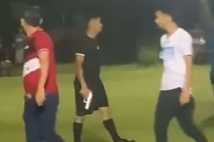 Potongan video menunjukkan seorang wasit sepak bola di Honduras berjalan sambil membawa pistol di tengah lapangan. Aksinya terjadi setelah dia khawatir akan menjadi sasaran amuk fans tim lawan karena tidak menghadiahi mereka penalti.