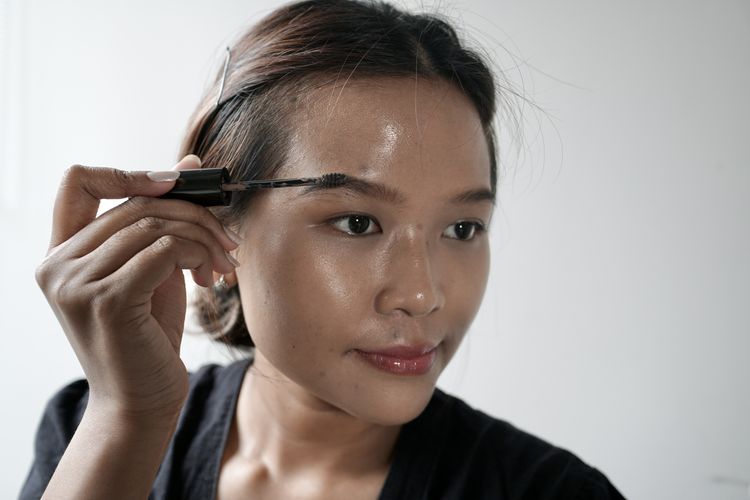 Gunakan browcara transparan atau coklat untuk hasil alis yang tahan lama.