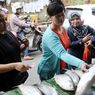 Malam Tahun Baru, Penjual Ikan Dadakan Diserbu Warga 