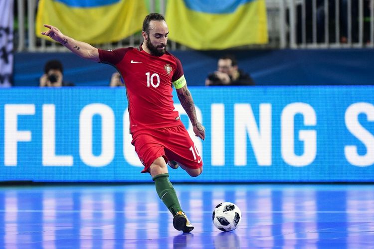 Ricardinho dari Portugal menendang bola dalam laga final Kejuaraan Futsal Eropa antara Portugal dan Spanyol di Arena Stozice, Ljubljana, Slovenia pada 10 Februari 2018.