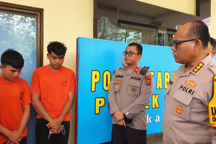 Kepala Polrestabes Medan Kombes Gidion Arif Setyawan saat menanyai tersangka Yuanda Sembiring (18) dan Muhammad Ahril (19) di Polsek Sunggal pada Senin (21/10/2024).