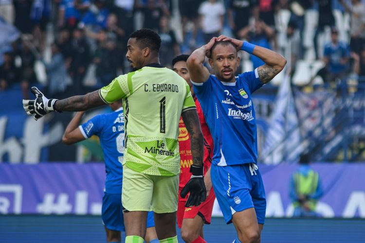 Bek Persib Bandung Gustavo Franca menyesali gagal konversi peluang jadi gol saat situasi sepak pojok dalam pertandingan pekan keenam Liga 1 2024-2025, melawan Persija Jakarta Senin (23/9/2024) di Stadion Si Jalak Harupat, Soreang, Kabupaten Bandung. 