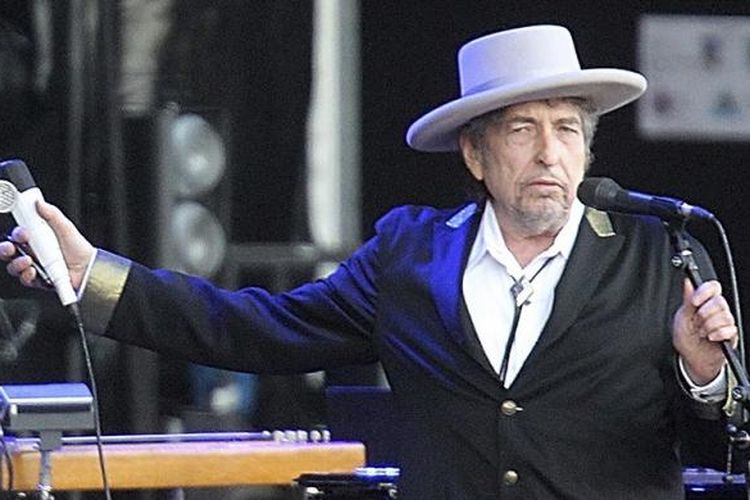 Penyanyi dan pencipta lagu AS, Bob Dylan, tampil di Festival Les Vieilles Charrues di Carhaix, Perancis, pada 22 Juli 2012. Dylan ditetapkan sebagai pemenang Hadiah Nobel Sastra pada Kamis (13/10/2016).