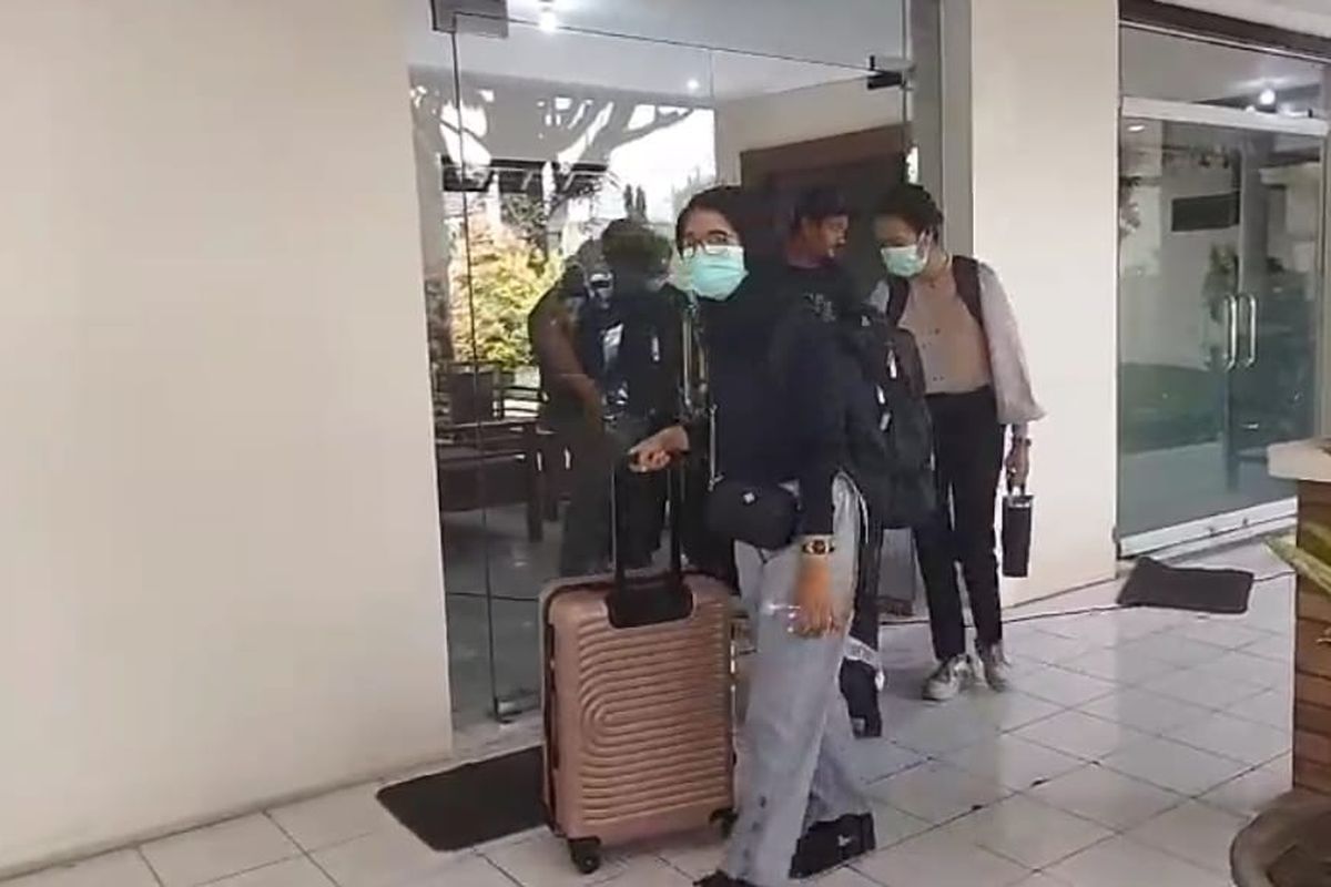 Penyidik Komisi Pemberantasan Korupsi (KPK) menyita berkas dokumen proyek-proyek yang dikerjakan oleh Dinas Pekerjaan Umum, Perumahan, dan Kawasan Permukiman (DPUPKP) Kabupaten Ponorogo dalam pendalaman dugaan kasus korupsi pembangunan MRMP. Dokumen tersebut dibawa penyidik menggunakan setidaknya 3 koper dan sejumlah tas punggung.