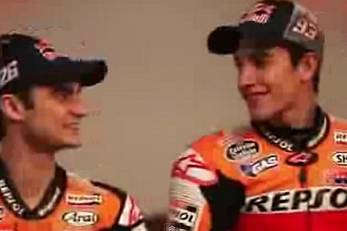 Dani Pedrosa dan Marc Marquez saat sesi pemotretan