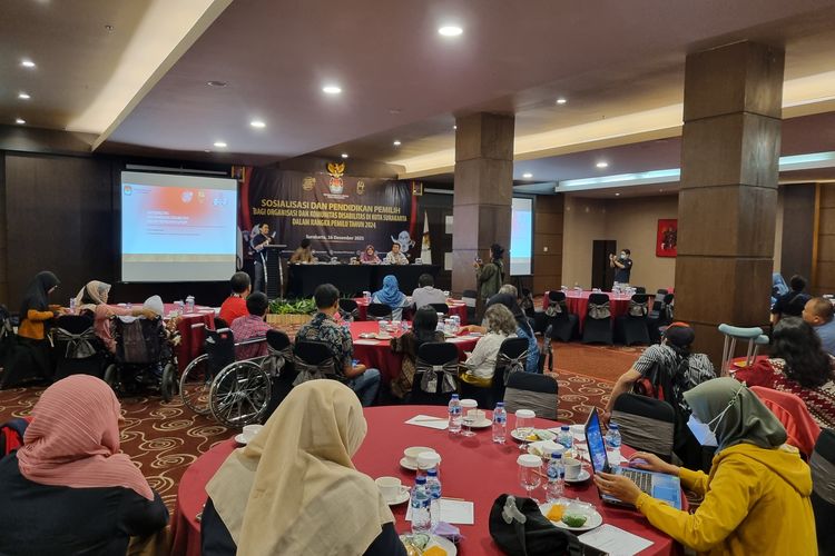 Suasana sosialisasi dan pendidikan pemilih untuk organisasi penyandang disabilitas di Kota Solo yang digelar oleh KPU Kota Solo, Sabtu (16/12/2023).