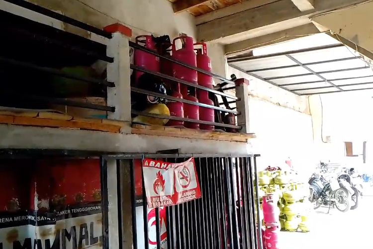 Salah satu pangkalan gas elpiji di Desa Sayati, Kecamatan Margahayu, Kabupaten Bandung, Jawa Barat, mengaku kewalahan melayani warga usai adanya aturan larangan menjual gas elpiji ukuran 3 kilogram ke warung, Senin (3/2/2025)