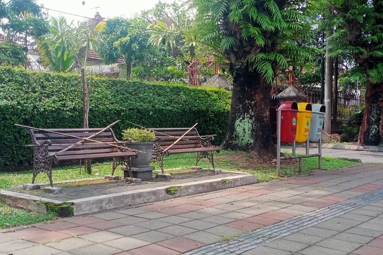 Kondisi bangku-bangku di Jalan Besar Ijen, Kota Malang yang dilakukan penyegelan dengan bambu beberapa waktu lalu. 