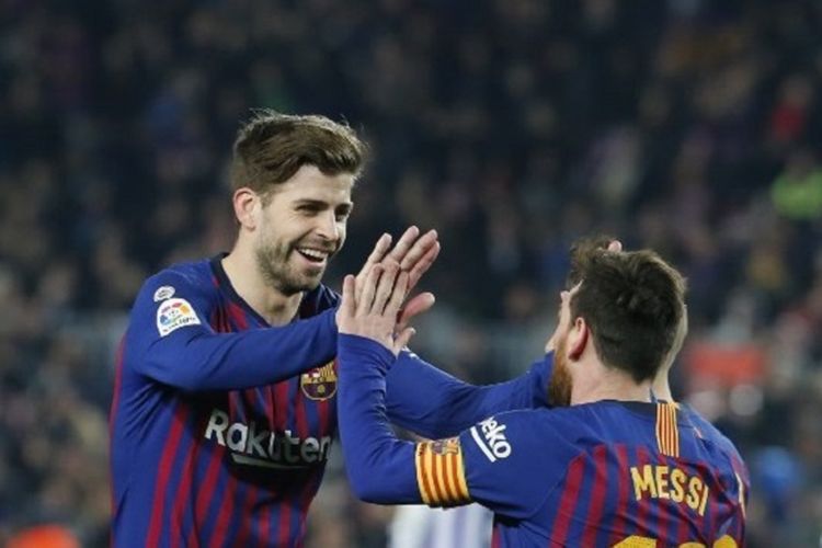 Gerard Pique merayakan gol Lionel Messi pada pertandingan Barcelona vs Real Valladolid dalam lanjutan La Liga Spanyol di Stadion Camp Nou, 16 Februari 2019. 