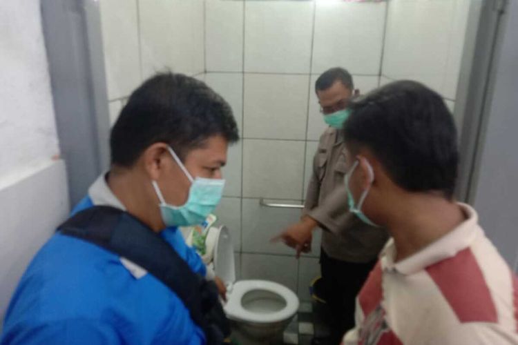 Foto: Polisi Polsek Tanah Jawa melakukan olah TKP di salah satu toilet RS Balimbingan, Kecamatan, Tanah Jawa, Kabupaten Simalungun, Sumatera Utara, Rabu (12/6/2024). Dokumentasi: Polsek Tanah Jawa.