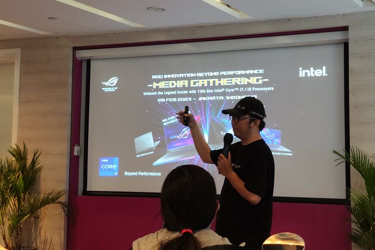 Technical Public Relation Asus Indonesia, Riandanu Madi Utomo yang sedang memperkenalkan enam laptop gaming terbaru dari Asus dalam sebuah acara media gathering di Menteng, Jakarta Pusat, Selasa (28/2/2023)