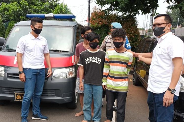Tiga pengamen yang mengancam pemilik warung ditangkap di Polsek Ciracas, Jakarta, Kamis (25/8/2022). 