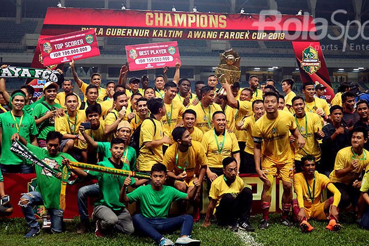 Pemain Sriwijaya FC merayakan sukses menjuarai Piala Gubernur Kaltim 2018 setelah mengalahkan Arema FC pada partai final di Stadion Palaran Samarinda, Kalimantan Timur, Minggu (04/03/2018) malam.