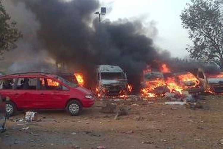 Puluhan mobil terbakar ketika sebuah bom meledak di saat jam sibuk di sebuah terminal bus di pinggiran kota Abuja, Nigeria menewaskan sebanyak 75 orang dan melukai ratusan orang lainnya. Kelompok militan Boko Haram mengaku mendalangi aksi teror itu.