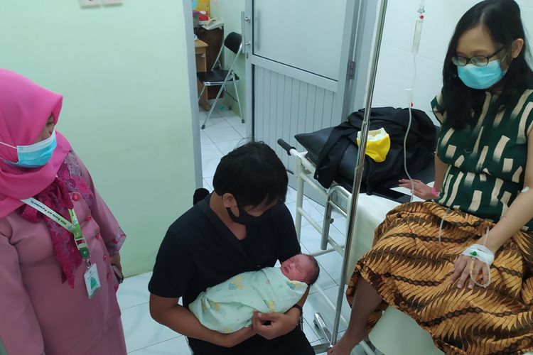 Bayi pasangan suami istri pasangan Dedes Rachmawati (25) dan Feri Fisa (28) dilahirkan di RSIA Bunda Arif Purwokerto, Kabupaten Banyumas, Jawa Tengah, Rabu (2/2/2022).