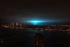 Bukan Alien, Ini Rahasia Misteri Ledakan Cahaya Biru di Langit New York