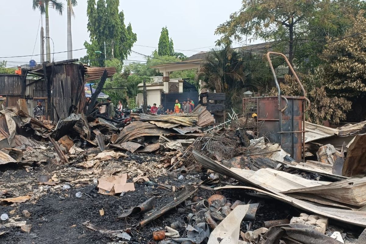 Puing-puing pasca kebakaran yang menghanguskan lapak semi permanen milik pemulung di Jalan Lingkar Duren Sawit, RT 01 RW 04, Jakarta Timur, Selasa (30/5/2023)