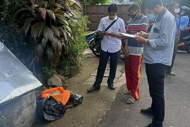 Seorang bayi laki-laki berumur sekitar empat bulan ditemukan di dalam sebuah kantong plastik di pinggir tempat penampungan sampah yang terletak di pertigaan Jalan Kramat Batu, Gandaria Selatan, Cilandak, Jakarta Selatan pada Jumat (8/1/2021) sekitar pukul 06.00 WIB.