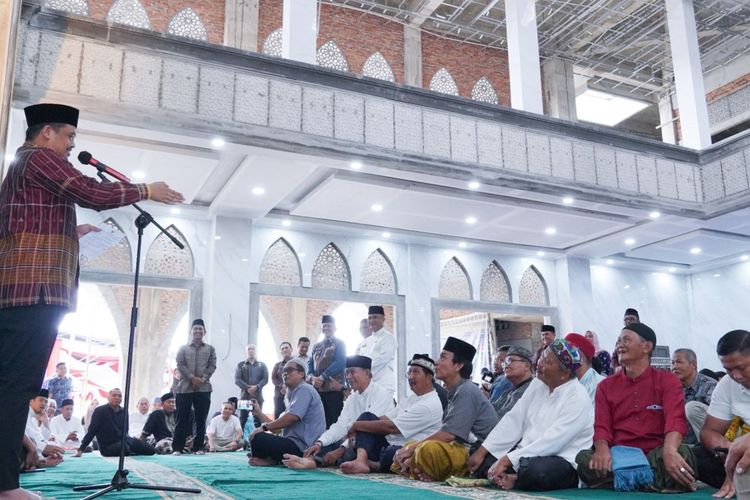 Wali Kota Medan Bobby Nasution berbicara di hadapan jemaah salat Jumat di Masjid Al Buchori, Jumat (8/9/2023).