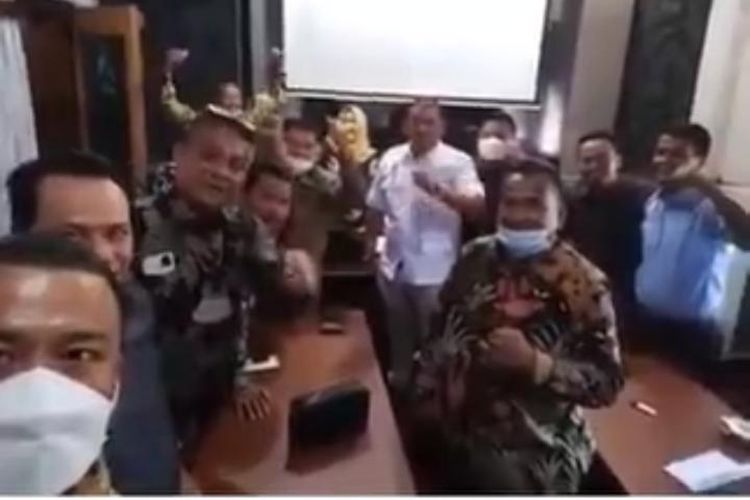 Viral di media sosial sebuah video yang memperlihatkan anggota DPRD Bungo protes karena uang perjalanan dinas tak kunjung cair.