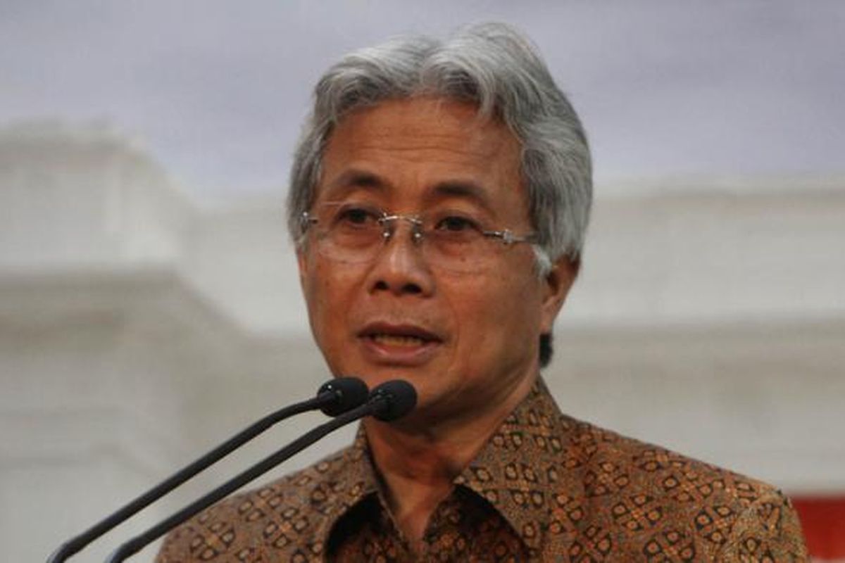 Dirut Pertamina Dwi Soetjipto menjelaskan kepada wartawan terkait penurunan harga bahan bakar minyak (BBM) premium dan solar, di kantor kepresidenan, Kompleks Istana, Jakarta, Rabu (30/3/2016).