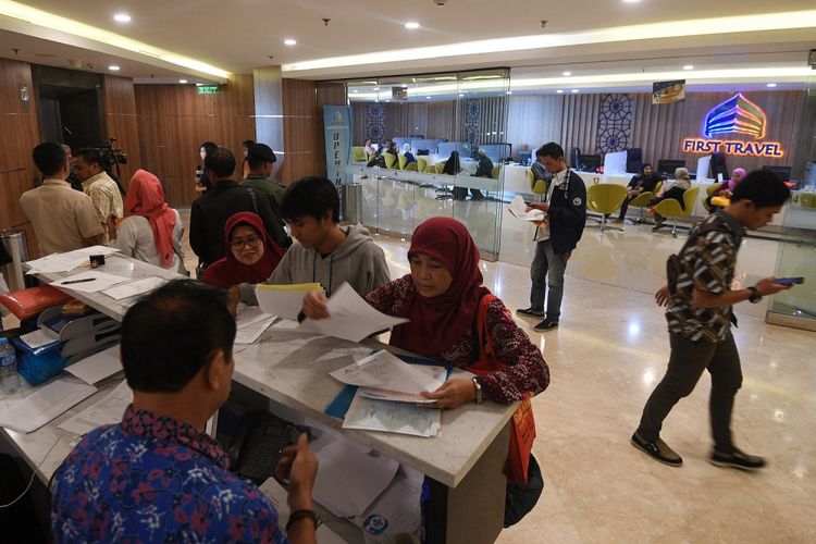 Warga antre untuk mengurus pengembalian dana atau refund terkait permasalahan umroh promo di Kantor First Travel, Jakarta Selatan, Rabu (26/7). Otoritas Jasa Keuangan menutup program umroh promo 2017 First Travel karena menawarkan harga yang tidak wajar, sementara itu pihak First Travel membuka kesempatan bagi calon jamaah untuk melakukan refund dengan pengembalian dana 100 persen atau bersedia untuk diberangkatkan setelah musim Haji 2017 selesai. ANTARA FOTO/Sigid Kurniawan/nz/17.