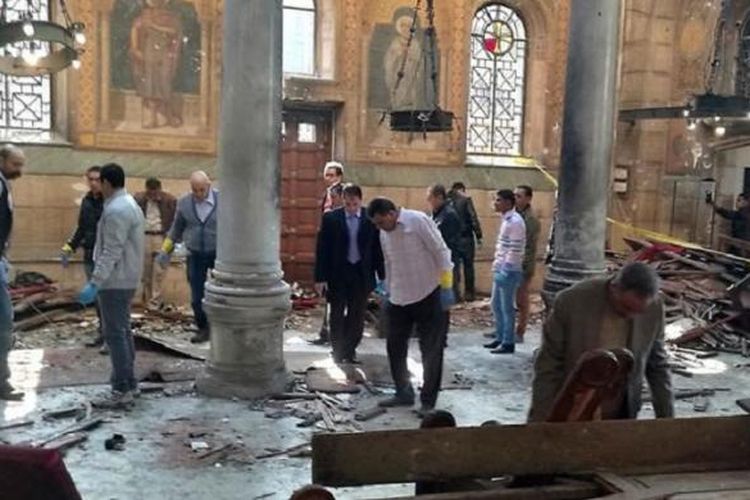 Sejumlah petugas berpakaian sipil memeriksa lokasi ledakan bom di dalam Gereja Katedral Koptik Santo Markus, Kairo, Mesir pasca ledakan yang menewaskan 29 orang pada Minggu (11/12/2016).