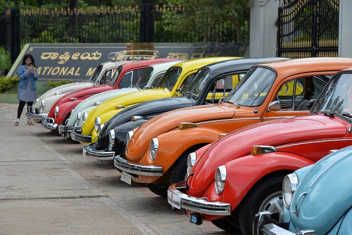 Foto yang diambil pada 24 Juni 2018 ini memperlihatkan sederet mobil VW Kodok yang berpartisipasi dari sebuah reli untuk meramaikan VW Beetle Day ke-23 di Bangalore, India. 