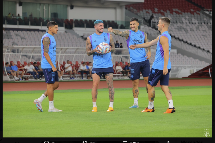 Rodrigo De Paul dan Leandro Paredes (dua di tengah) berkomunikasi dalam sesi latihan tertutup timnas Argentina di Stadion Utama Gelora Bung Karno, Senayan, Jakarta, Sabtu (17/6/2023).