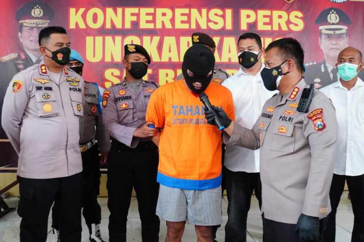 Tersangka MWS (40) Warga Sidoarjo Saat di Introgasi Oleh Kapolresta Sidoarjo Kombes Pol Kusumo Wahyu Bintoro Saat Pres Rilis di Mapolresta Sidoarjo, Senin (17/01/2022).
