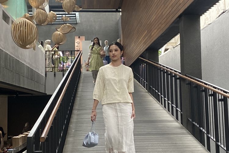 Model mengenakan setelan baju basic yang dipadukan dengan tas pastel pada acara anniversary Merché di Kopitagram Centang Biru, Kuningan, Jakarta Selatan, Jumat (7/2/2025).