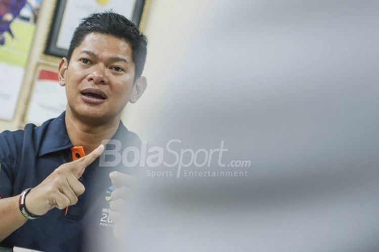 Ketua Umum Inapgoc Raja Sapta Oktohari memberikan penjelasan dalam kunjungan ke kantor redaksi Tabloid BOLA, Palmerah, Jakarta, Kamis (22/2/2018).
