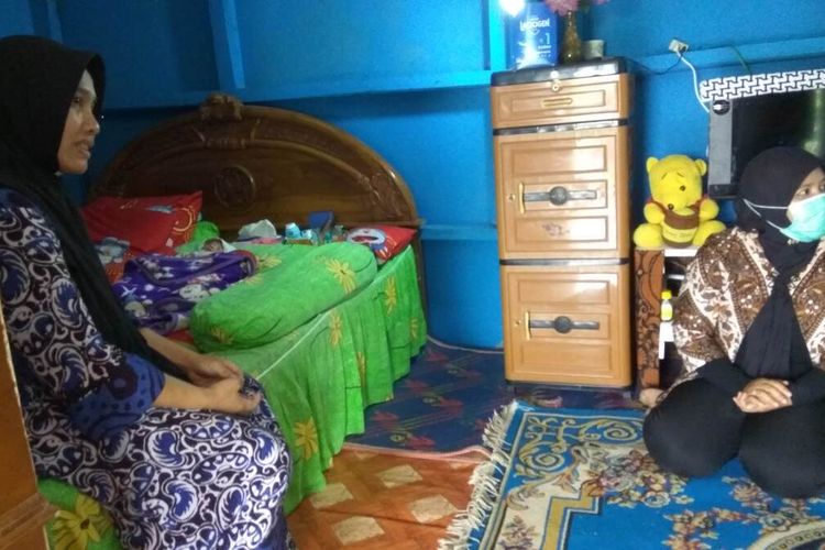 Dedeh dan bayinya saat ditemui di rumahnya, Dusun Pangligaran, Desa Medanglayang, Kecamatan Panumbangan, Kabupaten Ciamis.