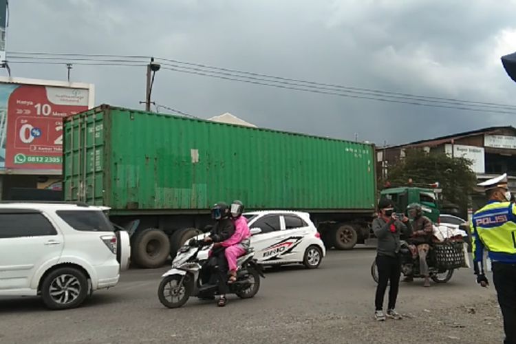 Sebuah kendaraan bersumbu tiga keluar dari Gerbang Tol Karawang Timur menuju jalur Pantura, Senin (28/2/2022).