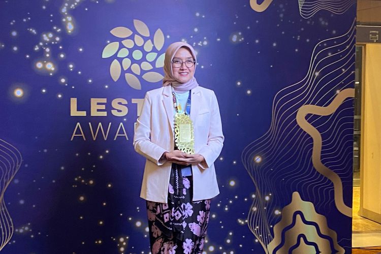 Manager Tanker and Offshore Project PIS, Sidha, memegang piala Lestari Awards 2025 di Jakarta Selatan, Kamis (2/10/2025). 