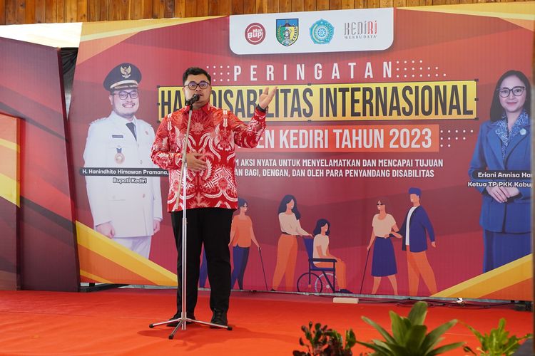 Bupati Kediri Hanindhito Himawan Pramana saat menghadiri Peringatan Hari Disabilitas Internasional di Pendopo Panjalu Jayati, Kota Kediri, Jawa Timur, pada Selasa (5/12/2023).
