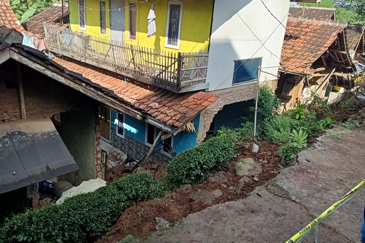 3 rumah terdampak longsor di Desa Bojong Kabupaten Bandung pada Minggu (13/3/2022) insiden ini menelan 3 korban, 1 meninggal dunia dan 2 mengalami luka ringan