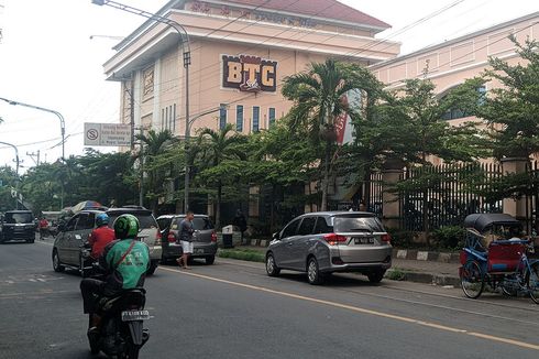 Banyak Mobil Parkir di Atas Rel, Ini Kata Dishub Kota Solo