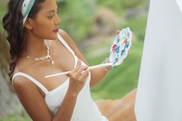 Erika Carlina kerap menampilkan beragam style menarik, mulai dari sporty sampai feminin. Contek gayanya untuk meningkatkan penampilanmu.