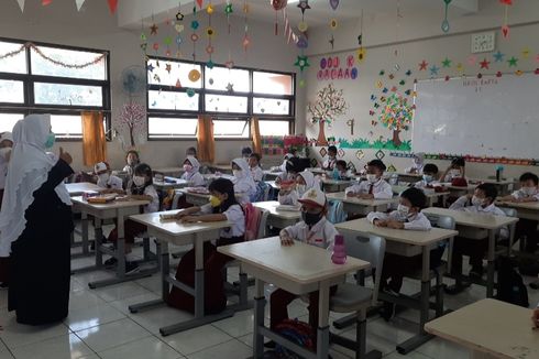 Siswa Kembali ke Sekolah, Orangtua Senang Anak Akhirnya Bertemu Teman Baru